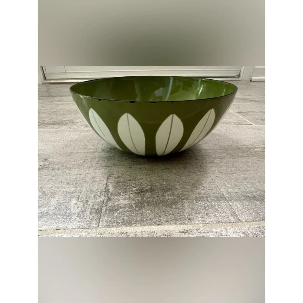 Catherineholm Set of 4 Mid Century Modern Avocado Green White Lotus Enamel Bowls